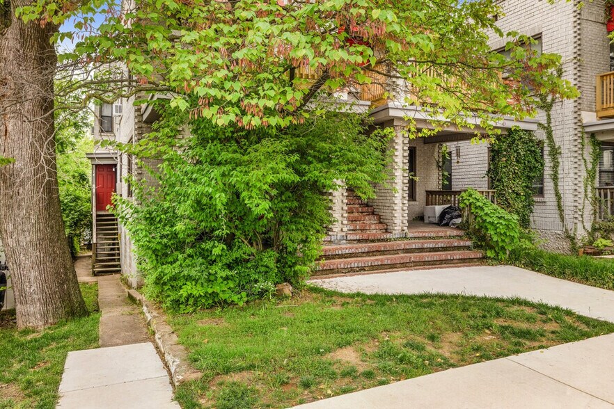 Building Photo - 122 W Meadow St