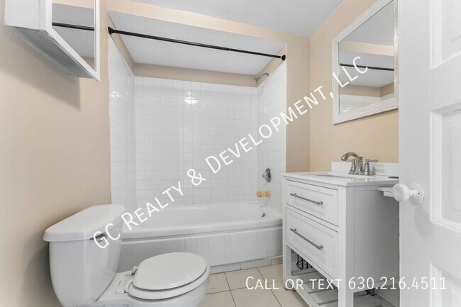 Building Photo - 1726 N Sawyer Ave