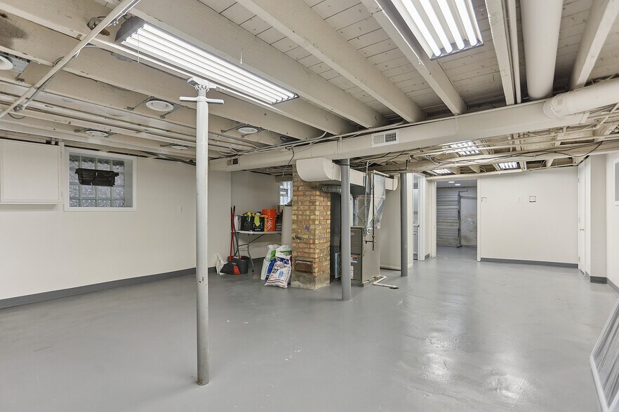 Building Photo - 3227 S Wells St