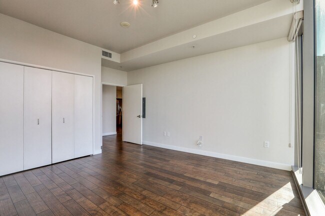 Building Photo - Gorgeous 1 Bedroom Condo with Floor to Cei...