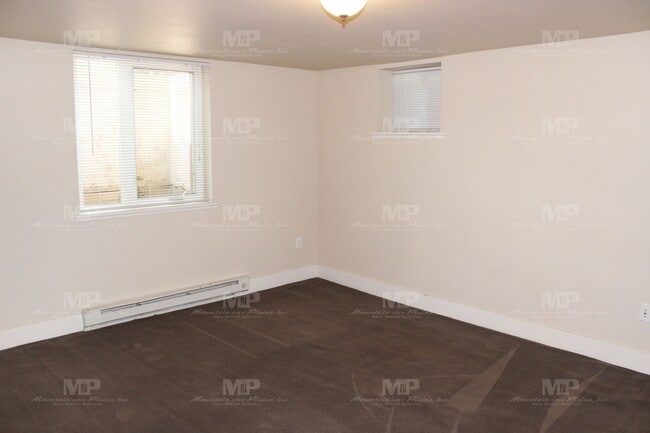 Building Photo - Two Bedroom Duplex with Parking!