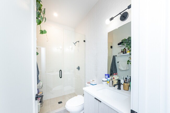 Building Photo - 1336 W Bryn Mawr Ave