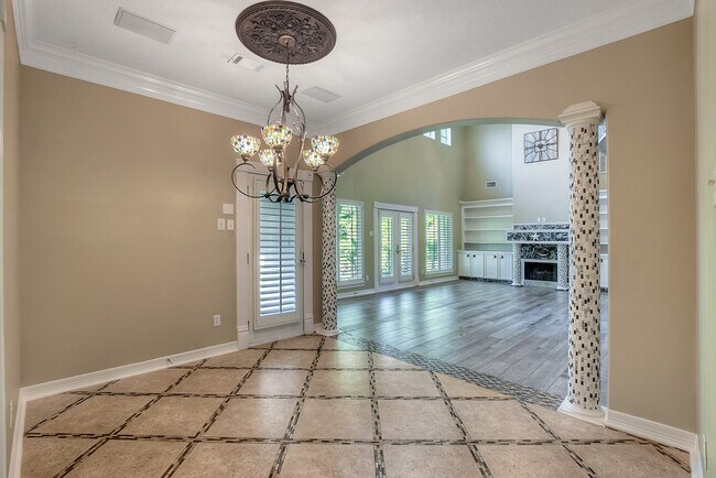 Building Photo - 10819 Lake Windcrest Blvd