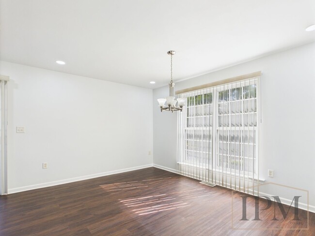 Building Photo - Available Now - 3 Bedroom Home in Dallasto...