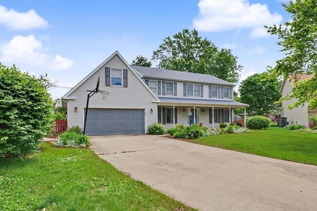 Building Photo - 6 Bedroom home with Fenced Yard - Available Now