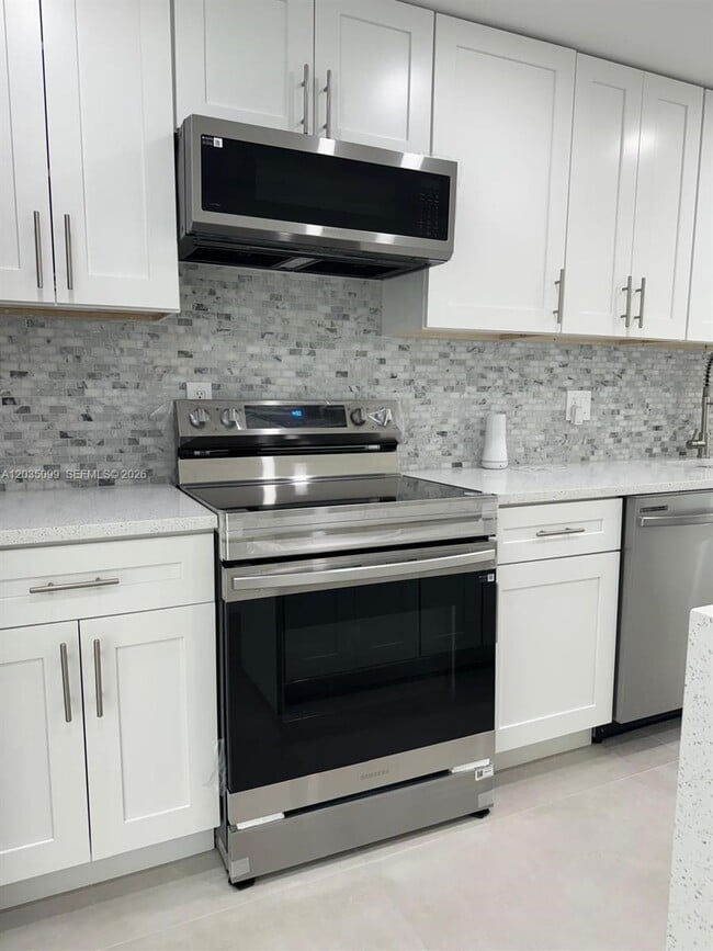 Building Photo - 4028 SW 49th Ct