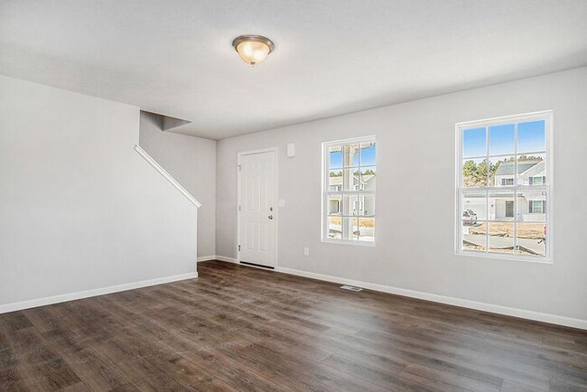Building Photo - 111 Iris Ct