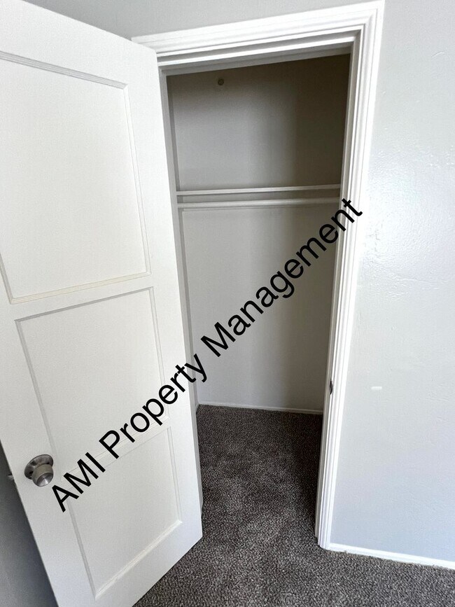 Building Photo - Move in Special!! $500 off 1st Month's Rent!!
