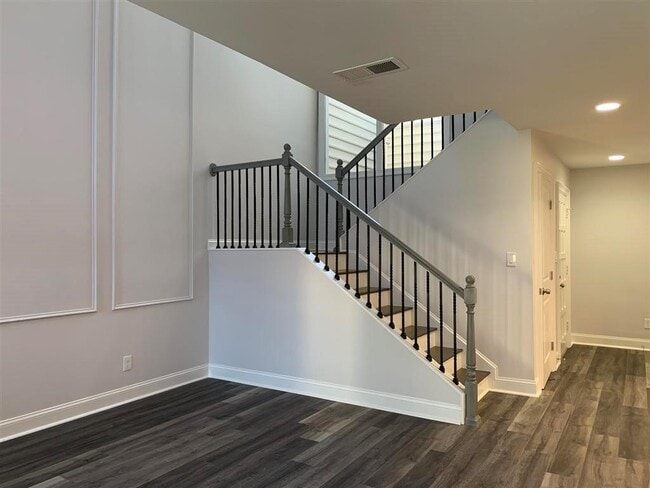Building Photo - 604 Serramonte Dr