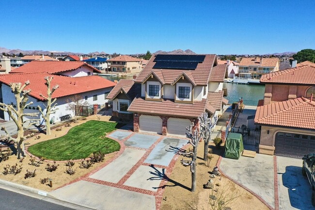 Building Photo - Spacious 3-Bedroom Lake House in Victorvil...