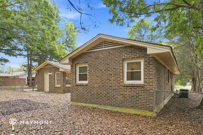 Building Photo - 3591 Robert E Lee Dr