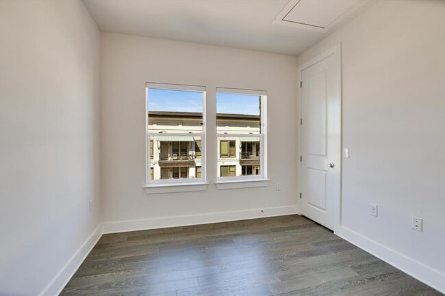 Building Photo - 1301 Town Creek Dr