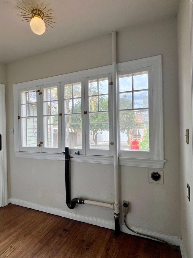 Building Photo - *** JUST REDUCED & MOVE- IN SPECIAL *** 3 Bedroom, 2 Bathroom charming Craftsman Style Home nestl...