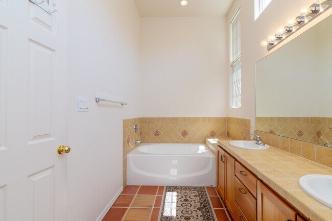 Building Photo - Single Level 3 Bedroom 2.5 Bath home in De...