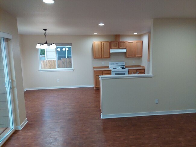 Building Photo - 2200 Greenview Cir