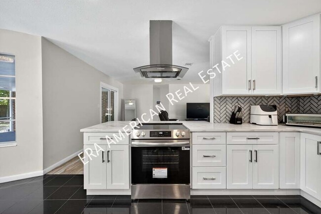 Building Photo - 614 Merioneth Dr NE