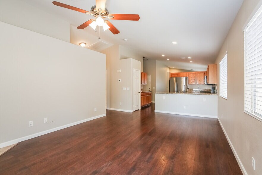 Building Photo - 9008 Crooked Shell Ave