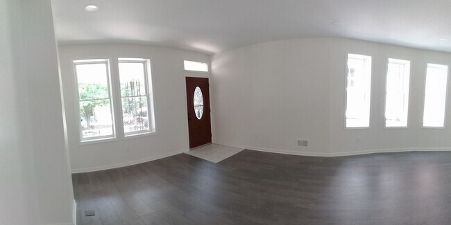 Building Photo - 4 Bedroom 3.5 Bath Home