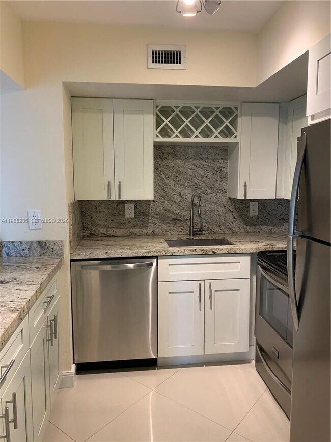 Building Photo - 2715 Tigertail Ave