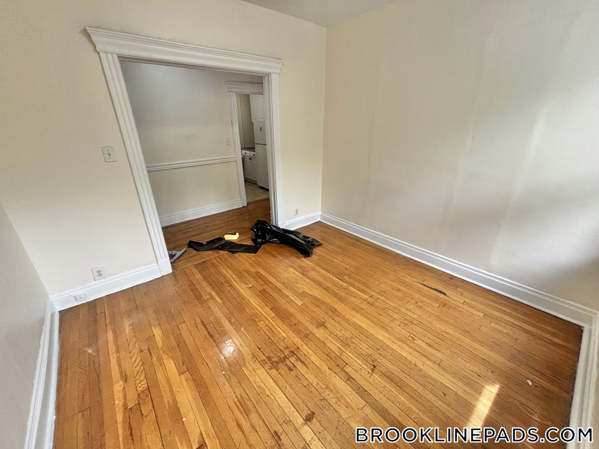 Building Photo - 352 Riverway