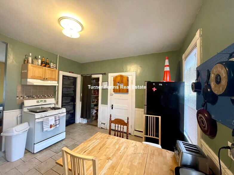 Building Photo - 12 Bucknam St