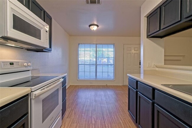 Building Photo - 2211 Creekside Ln