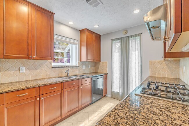 Building Photo - 3250 Three Pines Dr