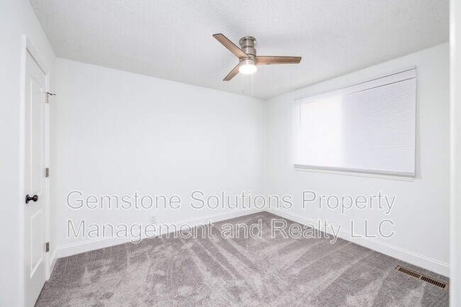 Building Photo - 344 Kingview Dr