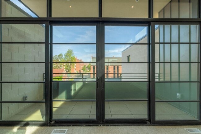 Building Photo - 1303 N Dewey Ave