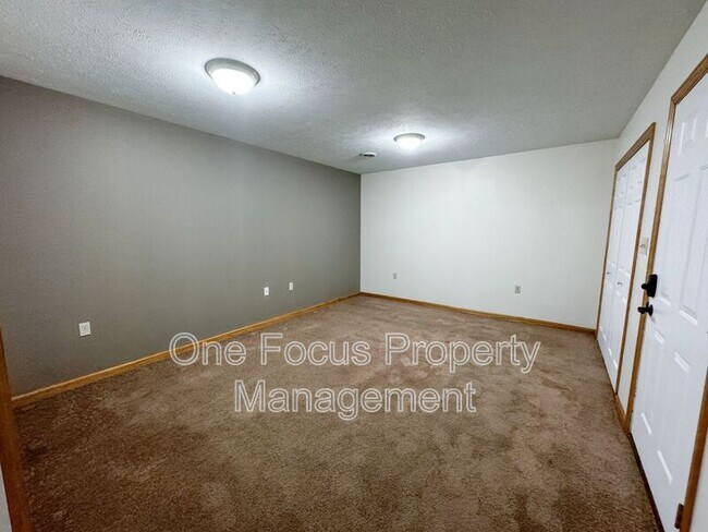 Building Photo - 253 Main St