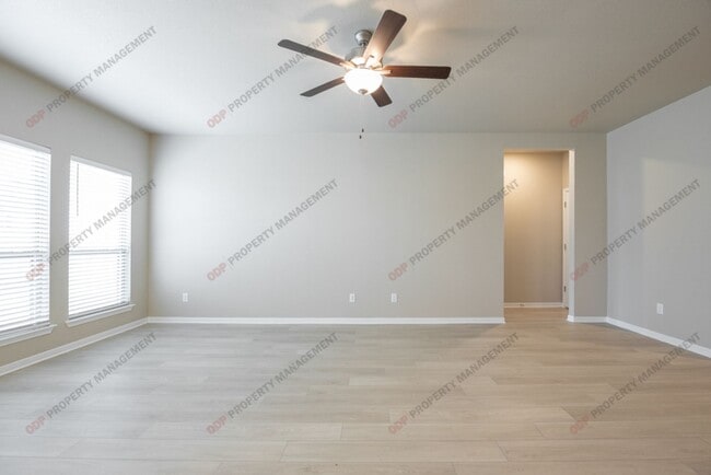 Building Photo - 1402 Shadow Hl Ln