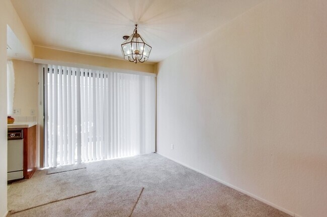 Building Photo - Spacious Townhome in University City for Rent!