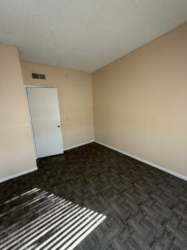 Building Photo - 2826 E Marconi Ave