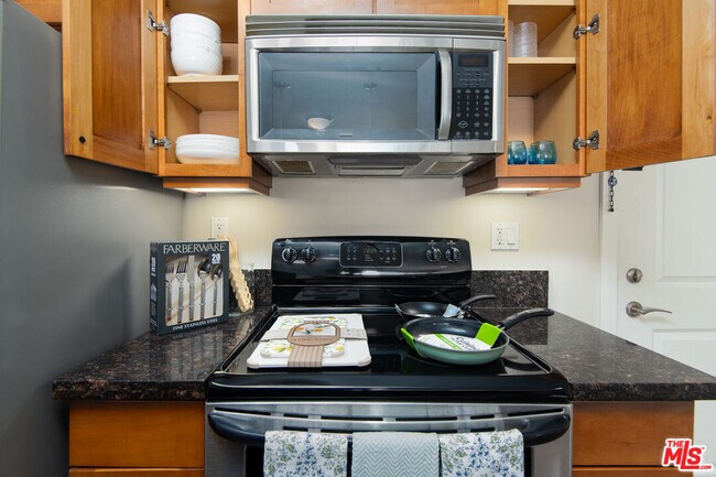 Building Photo - 10982 Roebling Ave