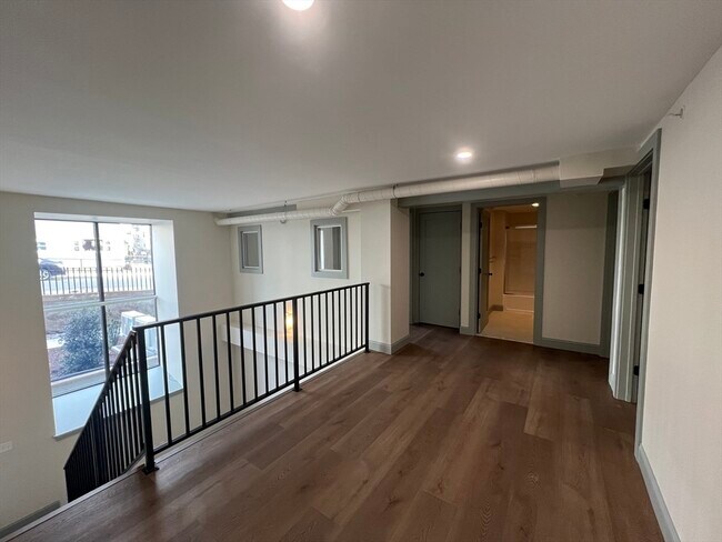 Building Photo - 160 Seabury St