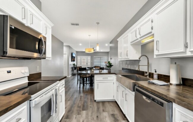 Building Photo - 4 bed 4 bath duplex - $550 per bed