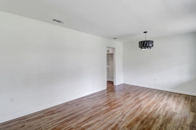 Building Photo - Full Renovated  4 Bed/2 Bath Oasis in Geor...