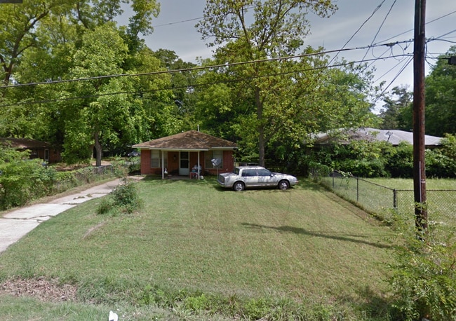Large front & Back Yards - 332 W 77th St