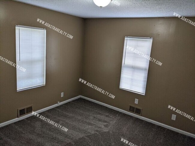 Building Photo - Updated South KCMO Home-Available in JUNE!!