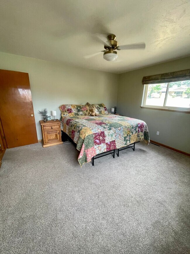 Building Photo - Furnished 3 bedroom/2bath close to Garden of the Gods