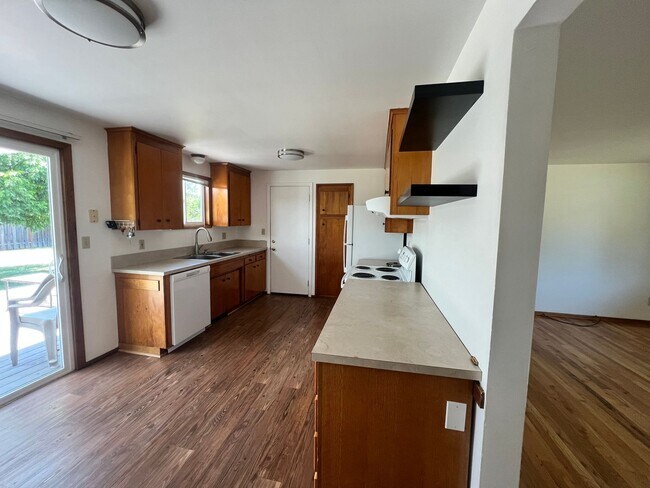 Building Photo - 3 Bedroom, 1 bath House in NW Corvallis of off Circle Blvd