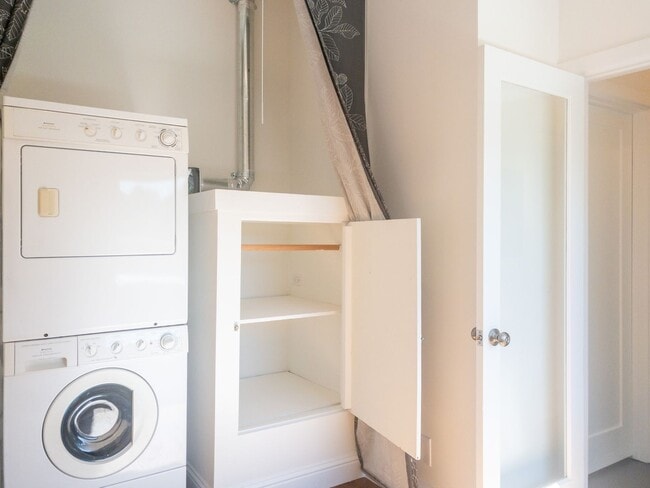 Building Photo - 1Bed/1Bath! Parking! Laundry! Garden! Pet! PROGRESSIVE