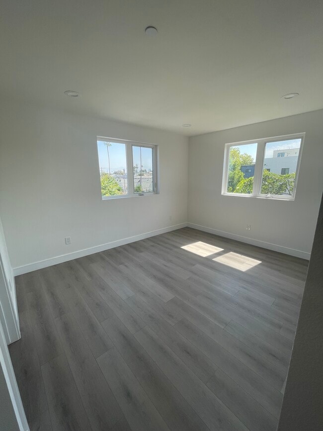 Building Photo - 1156 W 38th St
