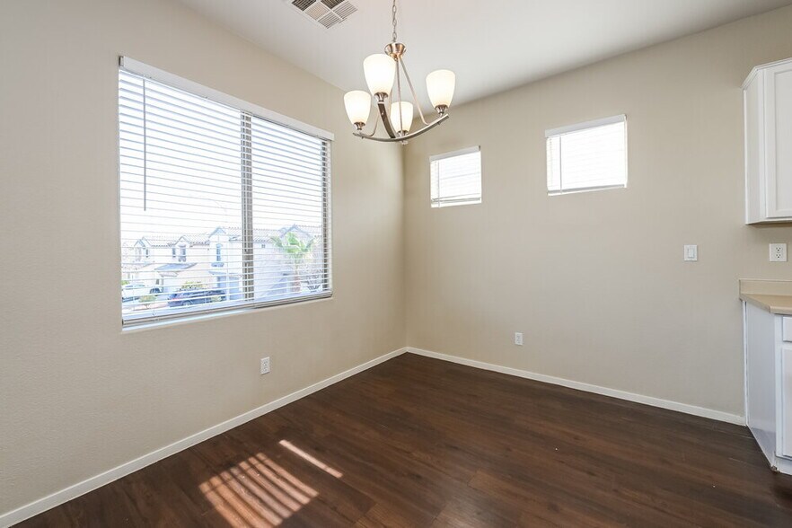 Building Photo - 3564 Chelsea Grove St