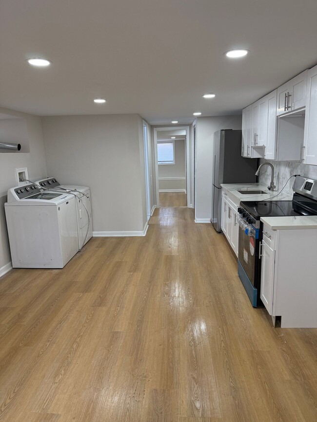 Building Photo - 4050 Maywood St