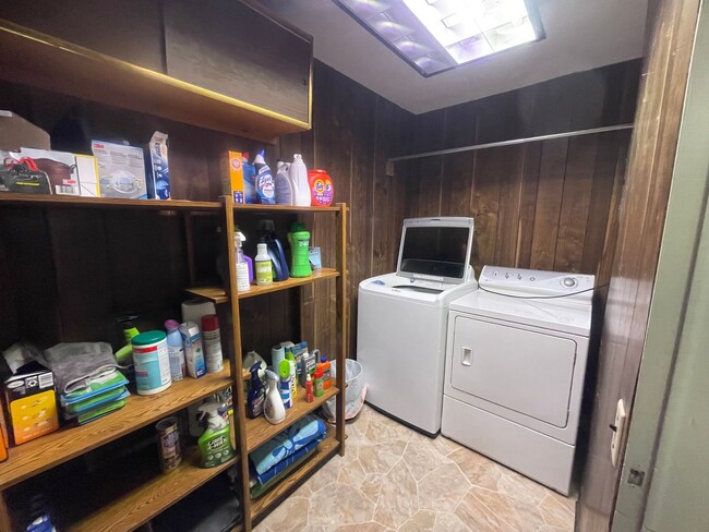 Building Photo - 3 bedroom 2 bathroom lake house for rent!