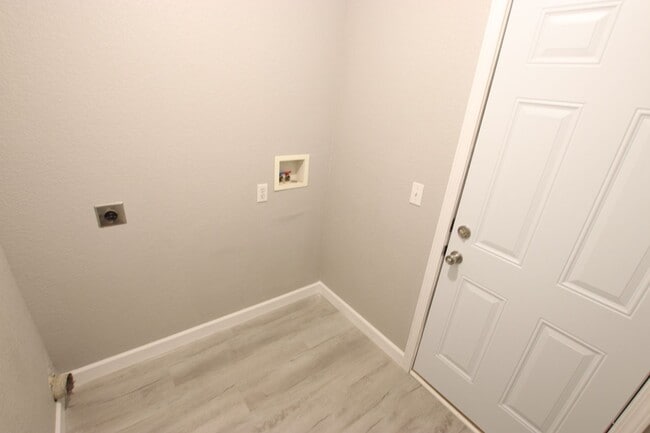 Building Photo - Fresh Duplex Living