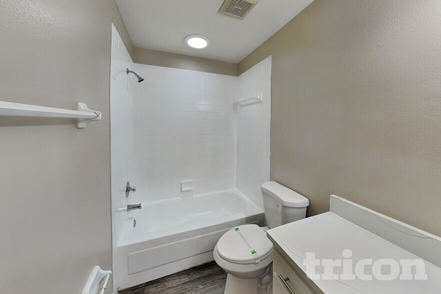 Building Photo - 947 Sandywood Dr