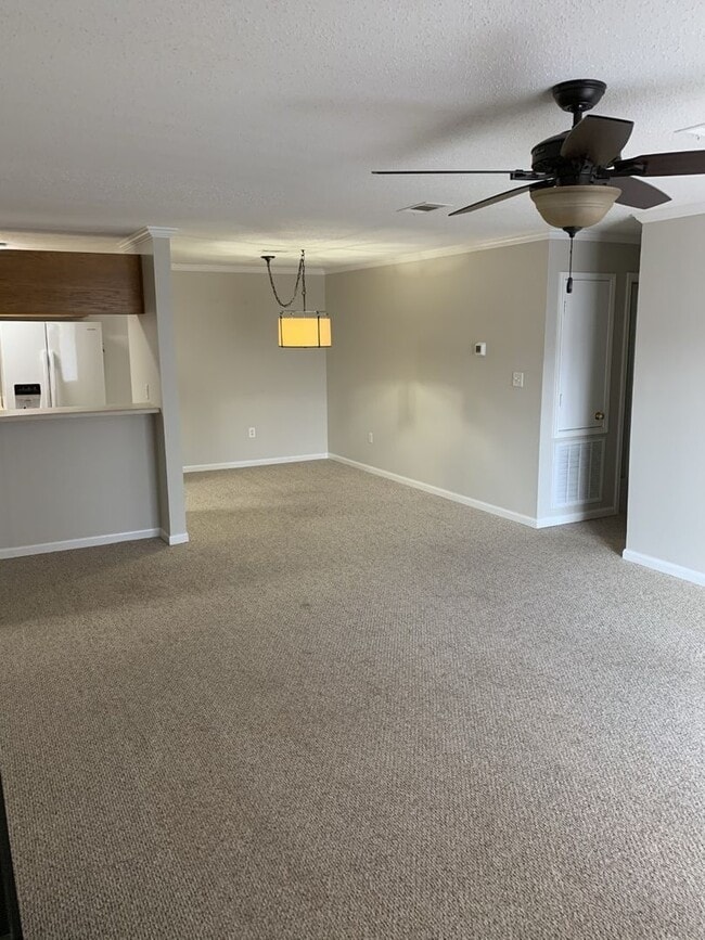 Building Photo - Condo available 8/1! All utilities included