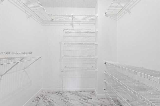 Building Photo - 330 W Park Dr